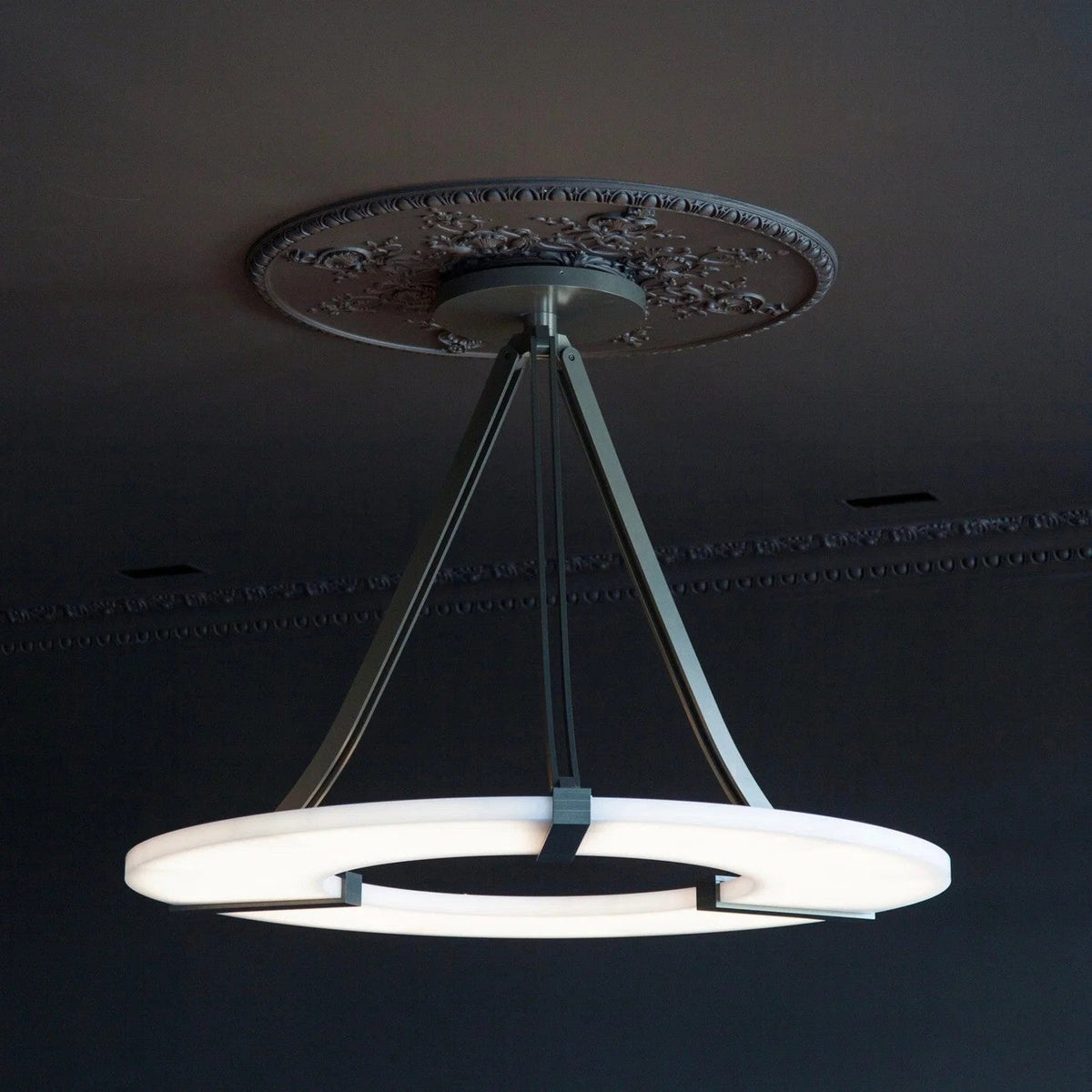 Halo Alabaster Pendant Light – Black & White LED Chandelier